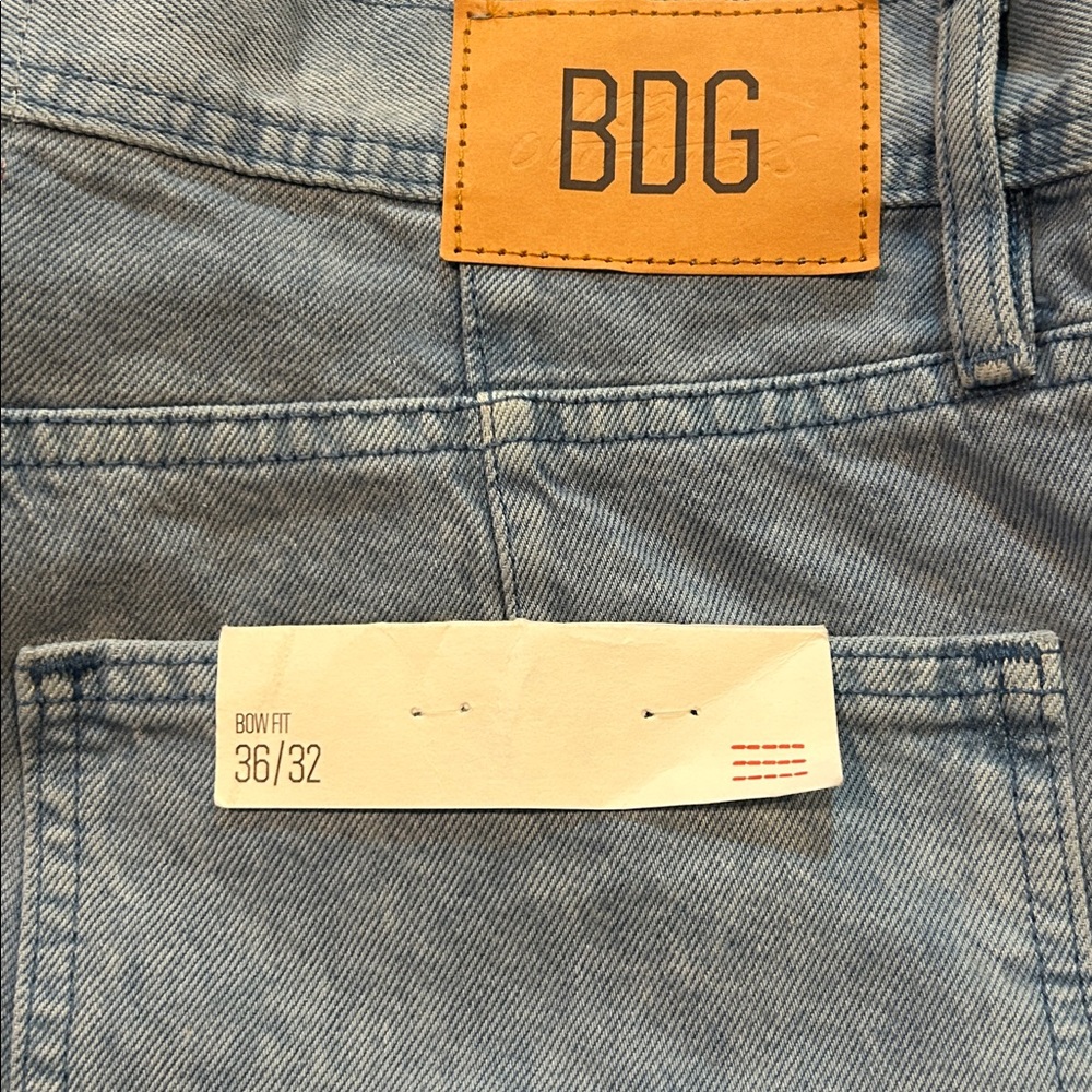 BDG Urban Outfitters Size 36/32 Light‎ Wash Bow Fit Jeans NWT